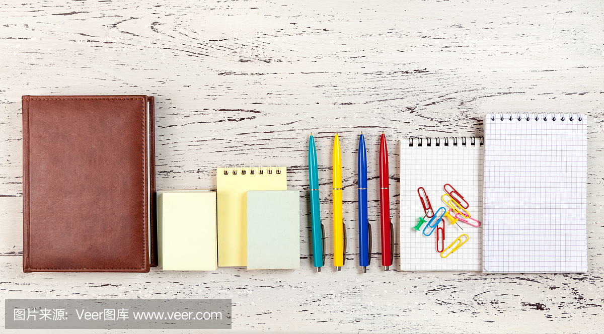 桌子與辦公用品。