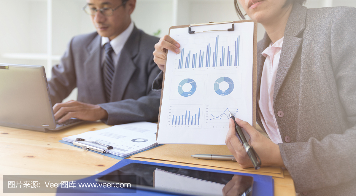 商務人員出席專業(yè)投資者的創(chuàng)業(yè)項目。財務經(jīng)理會議和討論分析數(shù)據(jù)的圖表和圖表顯示的結果。企業(yè)財務和營銷理念